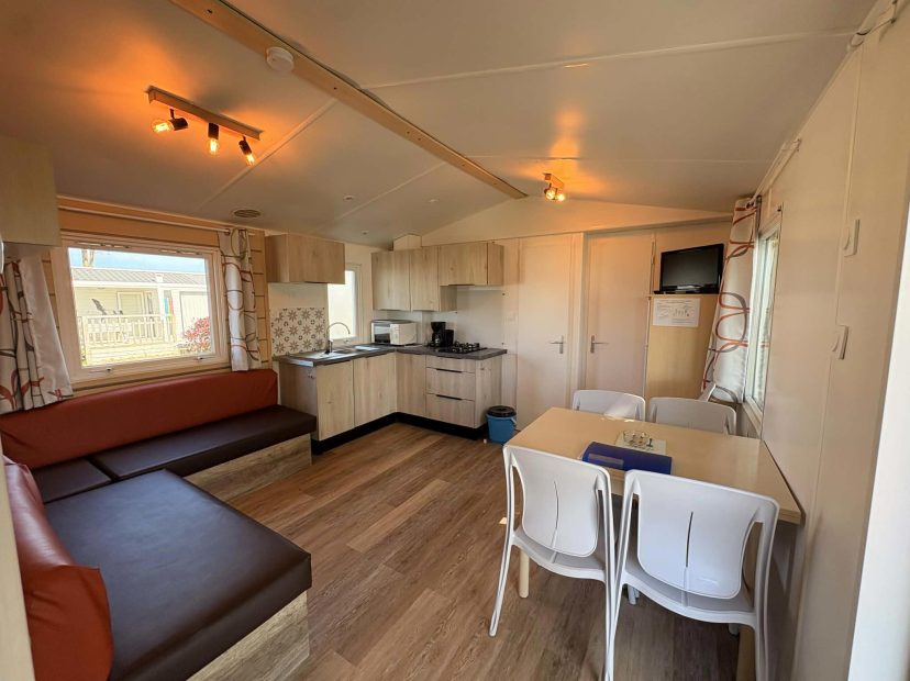 salon-salle-a-manger-cuisine-titania-vacances-soleil-normandie-famille