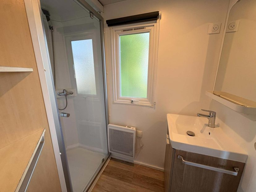 salle-de-bain-titania-confort-mobil-home-vacances-calvados