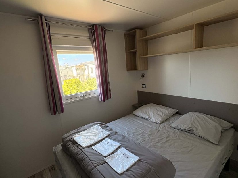 chambre-parentale-lodge64-camping-vacances