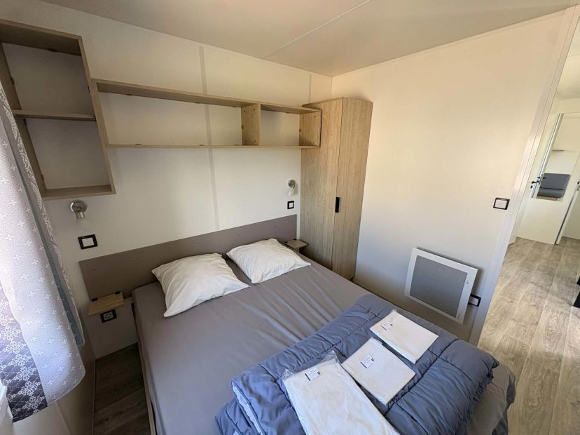 chambre-parental-camping-lodge-87-vacances-normandie-bayeux